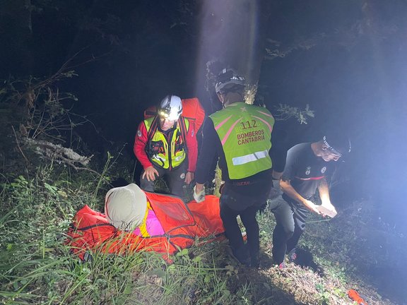 Un operativo de 28 personas localiza a una senderista británica perdida anoche en Camaleño