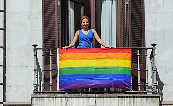 La Delegación de Gobierno colocó una bandera con motivo del Orgullo. / ALERTA