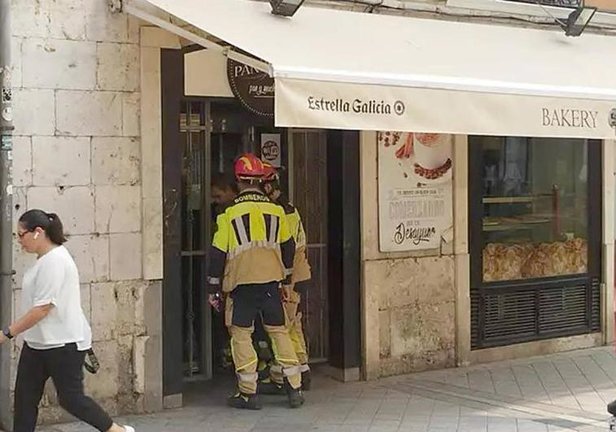 Los Bomberos abren la puerta de la cafetería de Cánovas del Castillo para rescatar al opositor. Europa Press