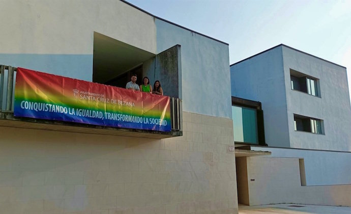 Bezana celebra el Día del Orgullo con una pancarta arcoíris en la fachada del Ayuntamiento. / AB