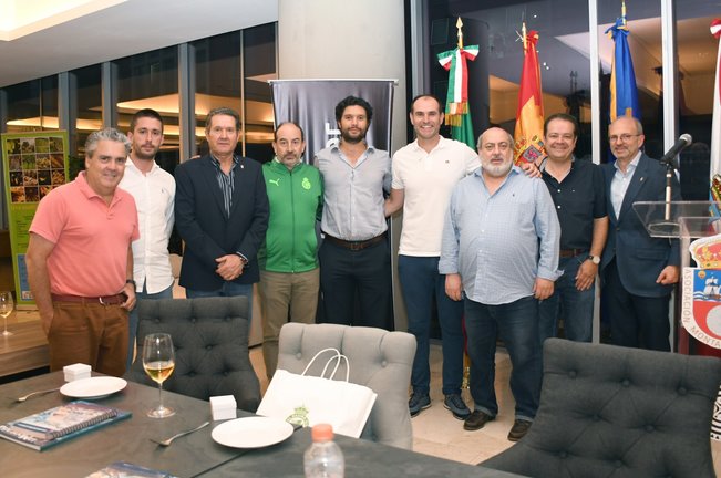 El entrenador del Rayo, Ezequiel Loza, visita a los miembros de 'Verdiblancos de Ultramar', en la Casa de Cantabria en México. / AC