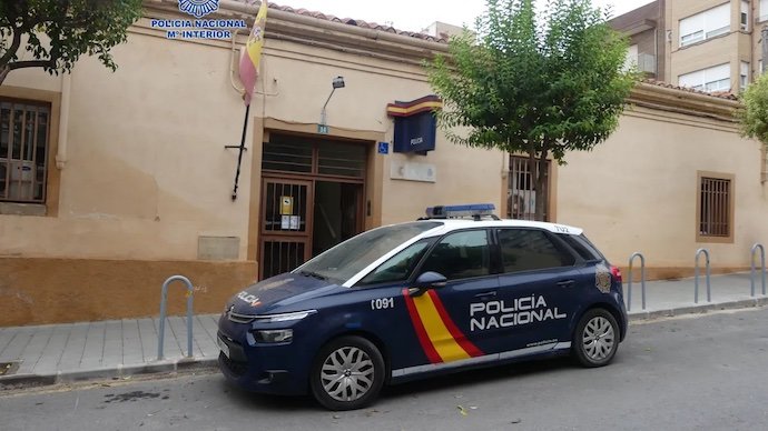 Un vehículo de la Policía Nacional estacionado frente a la Comisaría de Yecla (Murcia)EUROPA PRESS