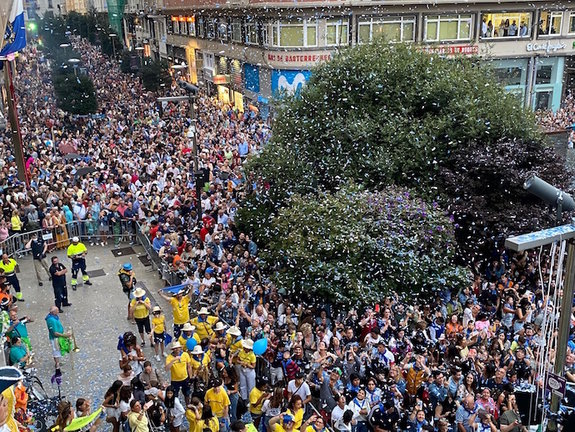 Gente en la Plaza del Ayuntamiento de Santander durante el chupinazo de la Semana Grande. / AS
