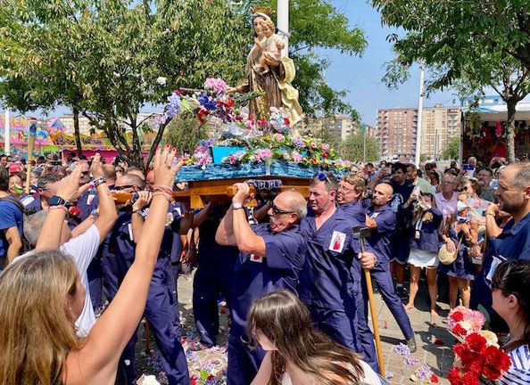 Procesión de la Virgen del Carmen en el Barrio Pesquero. / AS