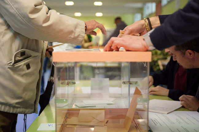 Una persona vota en un colegio electoral. / Jesús Hellín