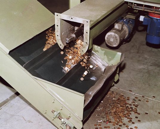 Imagen de archivo del proceso de destrucción de monedas en la Fábrica Nacional de Moneda y Timbre. EFE / JOSE CONTRERAS