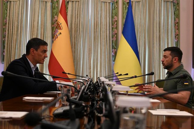 El presidente del Gobierno, Pedro Sánchez (i), se reúne con el jefe del Estado ucraniano, Volodímir Zelenski (d), este sábado en Kiev (Ucrania). EFE / Borja Puig De La Bellacasa