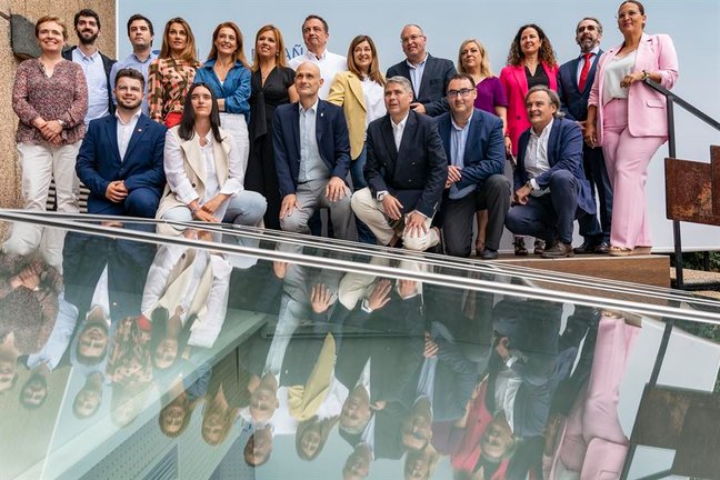 Fotografía de familia de los candidatos del Partido Popular al Congreso y Senado, para las elecciones que se celebrarán el próximo 23 de julio, este sábado en Santander. / Román G. Aguilera