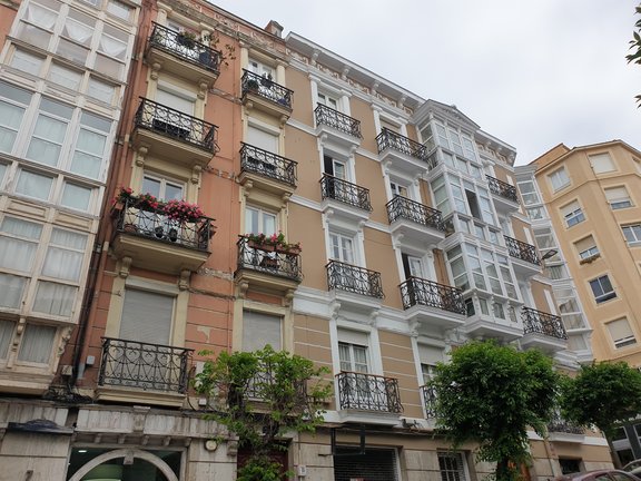 Conjunto de pisos en una calle de Santander. / Alerta