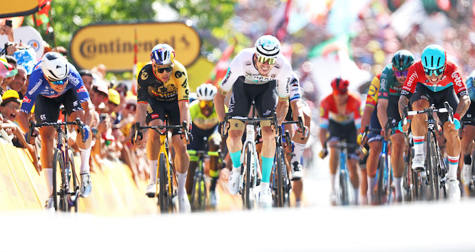 Bayonne (France), 03/07/2023.- Belgian rider Jasper Philipsen (L) of team Alpecin-Deceuninck wins the third stage of the Tour de France 2023, a 193,5km race from Amorebieta-Etxano in Spain to Bayonne in France , 03 July 2023. German rider Phil Bauhaus (C) of team Bahrain-Victorious placed second and Australian rider Caleb Ewan (R) of team Lotto Dstny third. (Ciclismo, Bahrein, Francia, España) EFE/EPA/MARTIN DIVISEK
