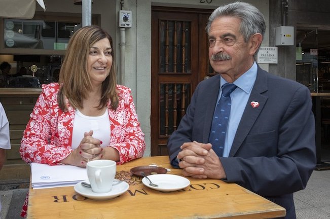 La nueva presidenta de Cantabria, María José Sáenz de Buruaga, y el ya expresidente Miguel Ángel Revilla se toman un café antes de simbolizar el traspaso de poderes
GOBIERNO DE CANTABRIA/ JOSE ROMAN CAVIA SOTO
06/7/2023