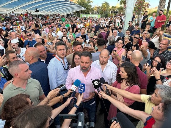 Santiago Abascal anuncia su segundo compromiso para las elecciones: 
"Vamos a reconstruir todo lo que han destruido y a levantar todo lo que han derribado".