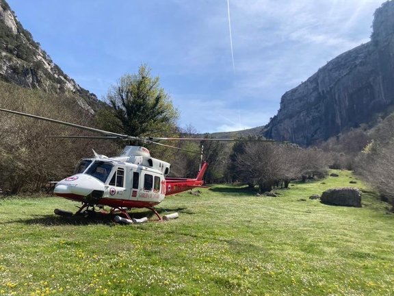 Rescate del helicóptero del Gobierno de Cantabria en el nacimiento del Asón. / 112