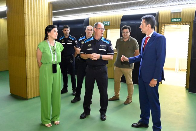 La alcaldesa de Santander, Gema Igual, y el concejal de Protección Ciudadana, Eduardo Castillo, visitan las dependencias de la Policía Local. / PLS