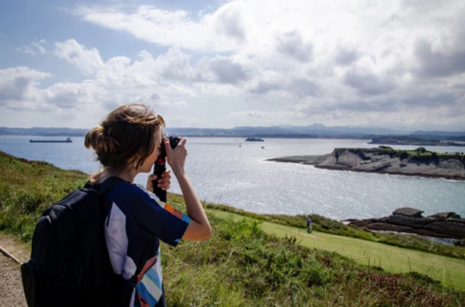 Una turista hace una foto a la bahía de Santander, Cantabria. / A.E.