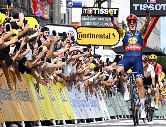 08 July 2023, France, Limoges: Danish cyclist Mads Pedersen of UCI WorldTeam Trek-Segafredo celebrates as he crosses the finish line to win the 8th stage of the 110th edition of the Tour de France cycling race, 201 km between Libourne and Limoges. Photo: Jasper Jacobs/Belga/dpa
08/7/2023 ONLY FOR USE IN SPAIN
