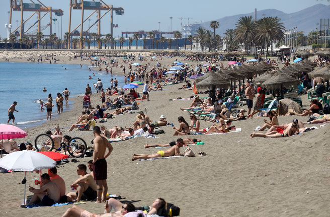 Cientos de personas se refrecan en la playa de La Malagueta por las altas temperaturas de estos días por el calor extremo que comienza a notarse dede hoy y que llevará los termómetros a 39° a finales de abril, donde podríamos estar ante un periodo cálido más intenso de los registrados en este mes en España desde que hay datos a 25 d eabril de 2023 en Málaga, Andalucía.//Álex Zea.