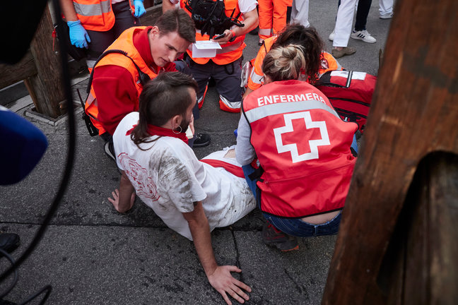 Servicios de la Cruz Roja atienden a un joven durante el encierro. / E.S.