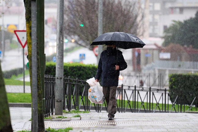 Una persona con un paraguas paseando por Santander. / EP