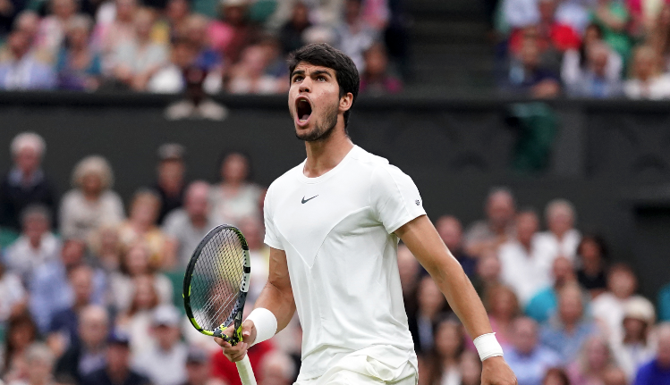 Carlos Alcaraz celebra el pase a su primera final de Wimbledon. a.e.p.
