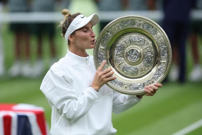 Wimbledon (United Kingdom), 15/07/2023.- Marketa Vondrousova of Czech Republic poses with the trophy after winning her Women's Singles final match against Ons Jabeur of Tunisia at the Wimbledon Championships, Wimbledon, Britain, 15 July 2023. (Tenis, República Checa, Túnez, Reino Unido, Túnez) EFE/EPA/NEIL HALL EDITORIAL USE ONLY
