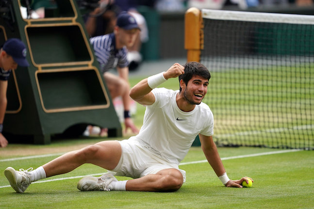 16 July 2023, United Kingdom, London: Spanish tennis player Carlos Alcaraz celebrates defeating Serbian Novak Djokovic during their men's singles final tennis match on Day Fourteen of the 2023 Wimbledon Championships at the All England Lawn Tennis and Croquet Club in Wimbledon. Photo: Victoria Jones/PA Wire/dpa
16/7/2023 ONLY FOR USE IN SPAIN