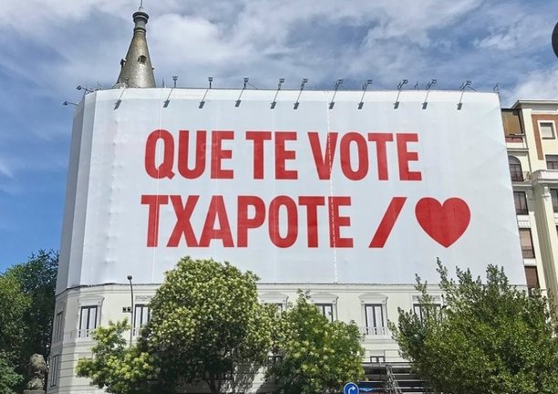 Pancarta en la que se puede leer...Que te vote Txpote.