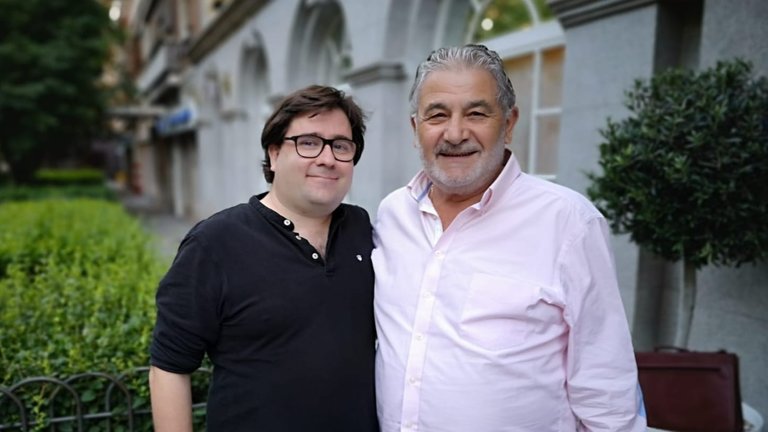 El director y productor cántabro Richard Zubelzu junto a Laureano Oubiña. / FACEBOOK