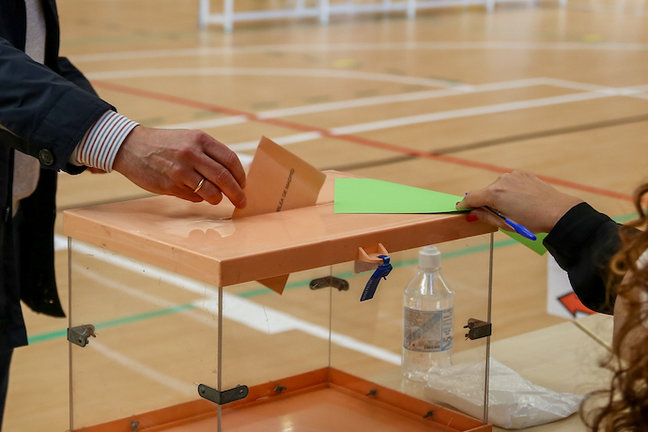 Un hombre ejerce su derecho a voto en el colegio San Agustín, a 4 de mayo de 2021, en Madrid (España). Un total de 5.112.658 madrileños están llamados a las urnas hoy 4 de mayo, lo que supone 53.406 más de los que fueron convocados en los comicios autonómicos de 2019, según el censo electoral reflejado en el INE, recogido en los 179 municipios de la región. Para estas elecciones se han constituido 7.265 mesas electorales en 1.084 locales.
04 MAYO 2021;4M;ELECCIONES;COMUNIDAD DE MADRID;ASAMBLEA DE MADRID;PRESIDENCIA;CORREOS;VOTOS
Ricardo Rubio / Europa Press
(Foto de ARCHIVO)
04/5/2021