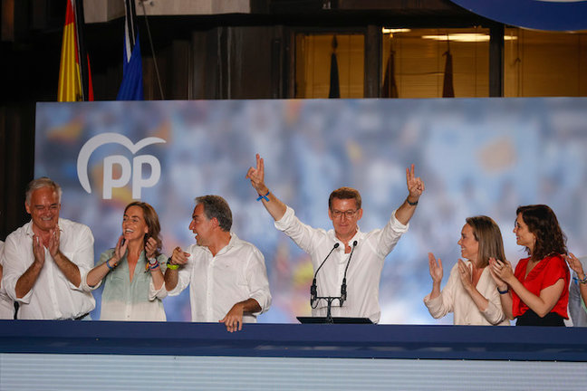 MADRID, 23/07/2023.- El candidato del Partido Popular, Alberto Núñez Feijoo (3-d), saluda a los simpatizantes en la sede de los populares en Madrid tras conocerse los resultados en las elecciones celebradas hoy domingo. EFE/Javier Lizón
