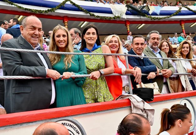 La alcaldesa ayer en la tarde de toros en Santander.