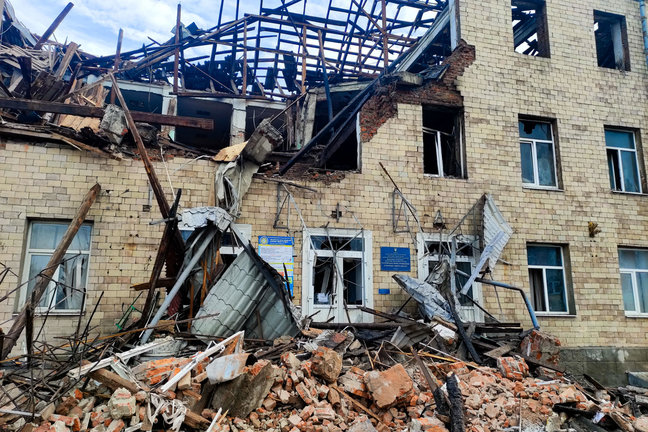 Imagen de la institución de formación profesional de la ciudad ucraniana de Járkov, al noroeste del país, este martes tras ser destruida anoche en un ataque nocturno con drones rusos. EFE/ Marcel Gascón
