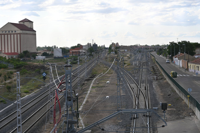 Vista de las vías del tren, al norte de Palencia, donde se va a construir el primer tramo del AVE Cantabria. / ALERTA