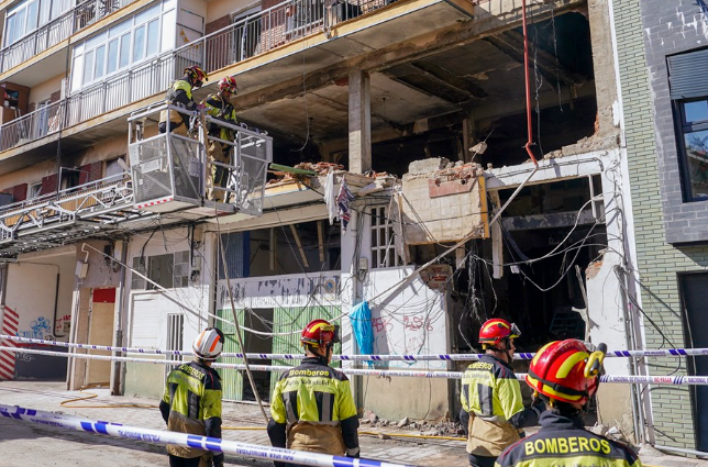 Efectivos de bomberos realizan labores de limpieza y desescombro en el edificio de la calle Goya en Valladolid, este miércoles, tras la explosión mortal registrada anoche en el inmueble. EFE/Nacho Gallego