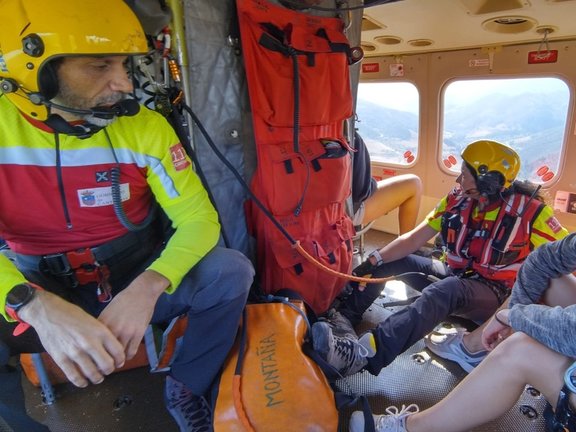 El helicóptero evacúa a dos menores de la Cruz de la Viorna. / ALERTA