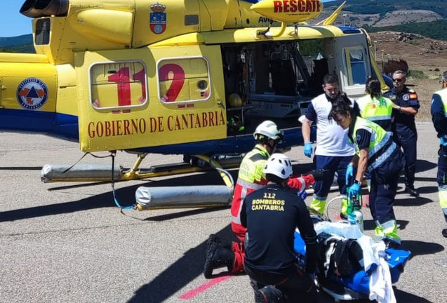 Traslado en helicóptero del Hospital Tres Mares de Reinosa al de Cruces en Bilbao. / ALERTA