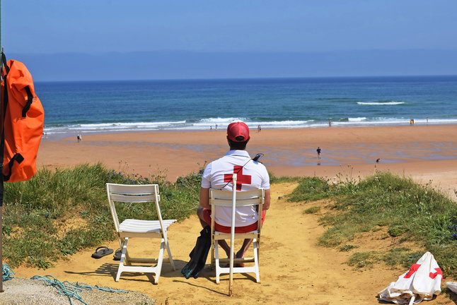 Un socorrista de la Cruz Roja vigilando la playa. / Alerta