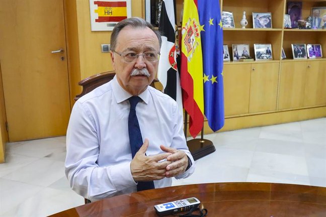 El presidente de la Ciudad Autónoma de Ceuta, Juan Jesús Vivas (PP), durante una entrevista. EFE / Reduan Dris