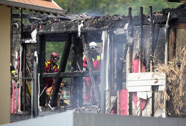 Restos del albergue destruido por un incendio en Alsacia. EFE/EPA/RONNALD WITTEK
