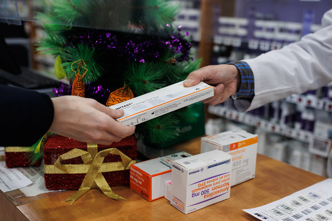 Una persona recoge en una farmacia un test de antígeno. / ALERTA
