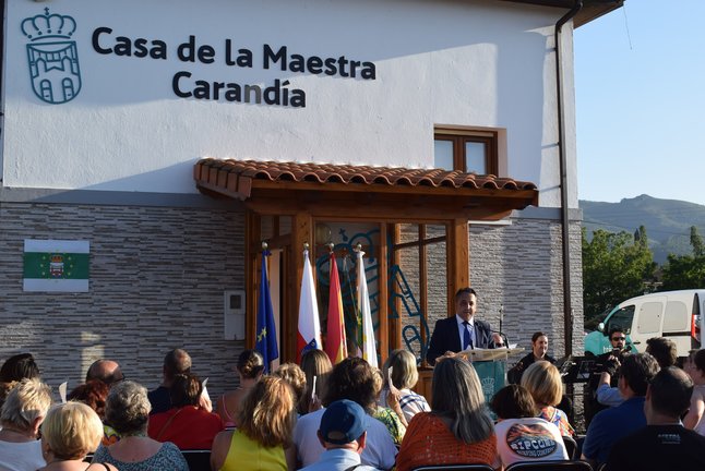 La antigua casa de la maestra de Carandía vuelve a abrir sus puertas como Casa del Pueblo. / ALERTA