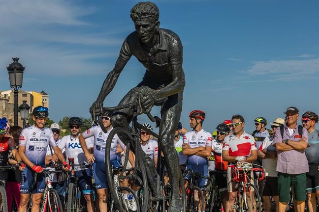 Decenas de aficionados participan en el homenaje que la ciudad de Toledo ha rendido este domingo al exciclista profesional Federico Martín Bahamontes, conocido como "el Águila de Toledo", coincidiendo con su 95 cumpleaños. EFE/Ángeles Visdómine