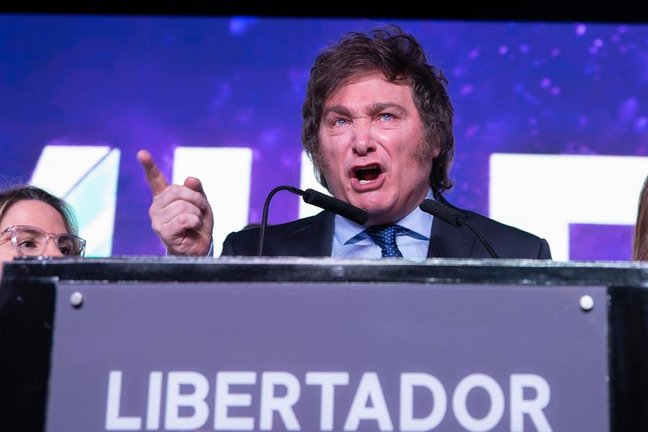 El economista liberal Javier Milei habla durante un mitin tras conocer los resultados de las primarias, hoy, en Buenos Aires (Argentina). EFE/ Gala Abramovich