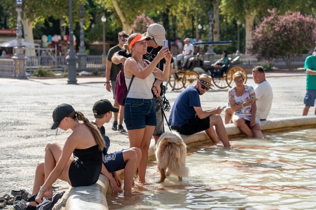 Turistas se refrescan en la fuente de la Plaza de España. EP / Eduardo Briones