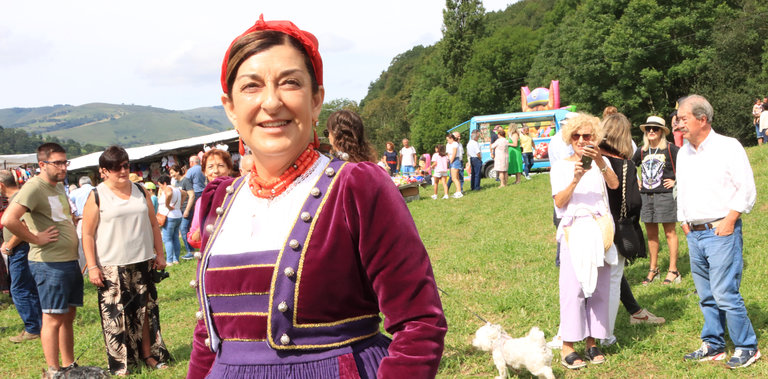 La presidenta de Cantabria, María José Sáenz de Buruaga (c), vestida con el traje típico de la zona, durante su asistencia a la festividad de Nuestra Señora de Valvanuz, fiesta patronal de los Valles Pasiegos, este martes. EFE/ Celia Agüero