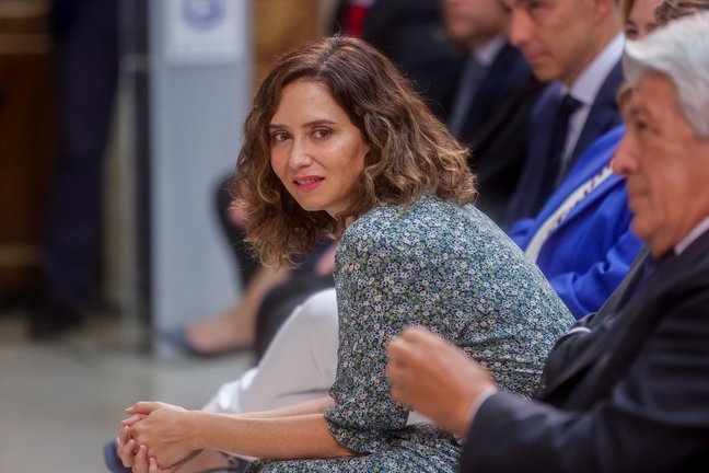 La presidenta de la Comunidad de Madrid, Isabel Díaz Ayuso, durante el acto de entrega de las Palomas de Bronce-Bomberos de Madrid. EP / Ricardo Rubio