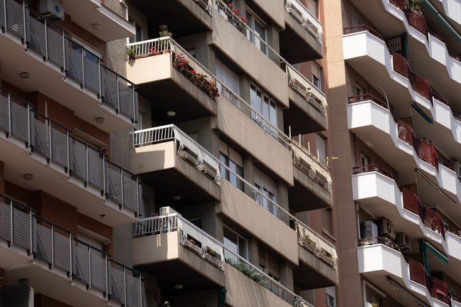Fachada de un edificio de viviendas en Barcelona. / David Zorrakino