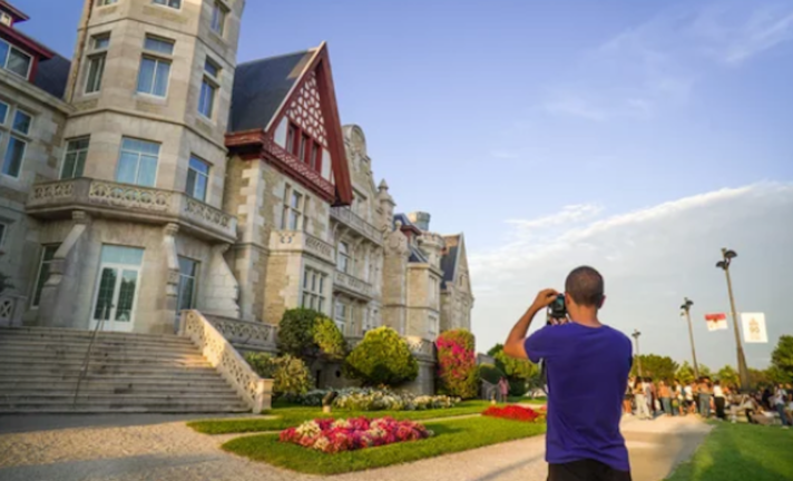Un turista hace una foto en Palacio de la Magdalena, Santander.