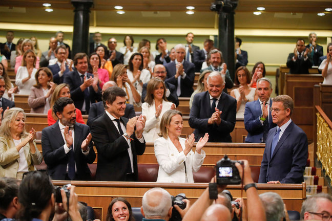 Los diputados del PP aplauden a su líder Alberto Núñez Feijóo (d) a su llegada al Congreso de los Diputados para asistir a la votación de la mesa y el acatamiento de la Constitución, este jueves en Madrid. EFE/Juan Carlos Hidalgo