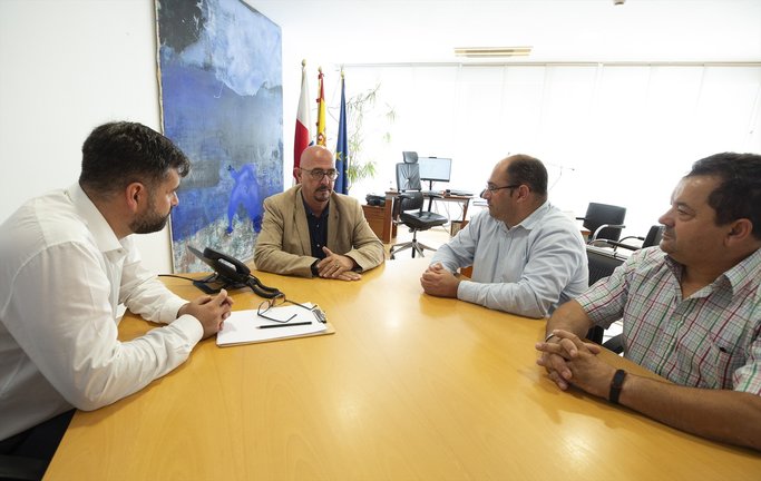 Encuentro del consejero de Salud, César Pascual, con el alcalde de Villafufre, José Luis Cobo. / ALERTA